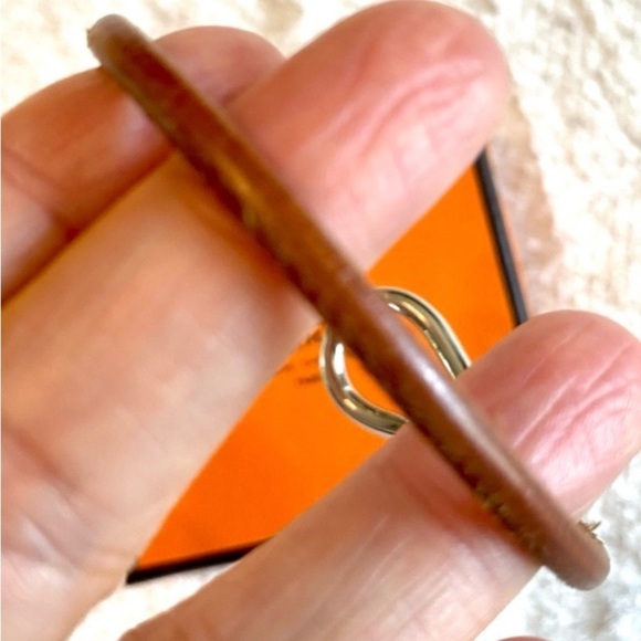 Hermes Jumbo Hook Leather Bracelet - Picture 2 of 9